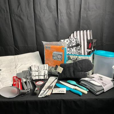 Lot R 446 Black/White/Teal Kitchen Essentials