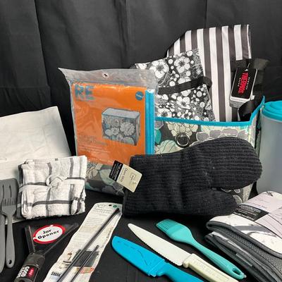 Lot R 446 Black/White/Teal Kitchen Essentials