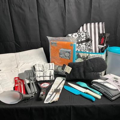Lot R 446 Black/White/Teal Kitchen Essentials