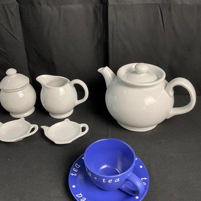 Lot R 453 White Ceramic Tea Pots Lot