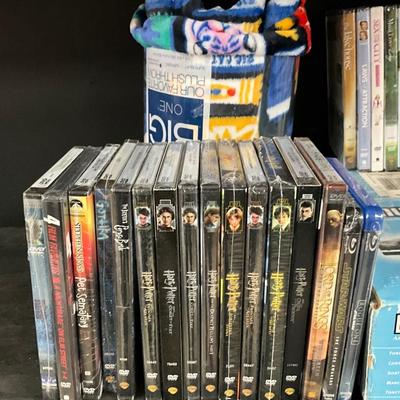 Lot U 471 MW DVD Player / DVD Movies / NWT Plush Throw