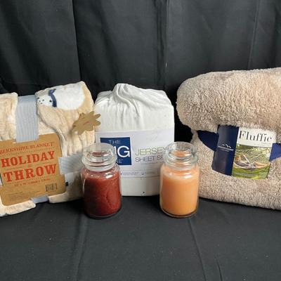 Lot T 491 NWT Fluffie Berkshire Throw / Queen Size Jersey Sheet Set / Two Candles