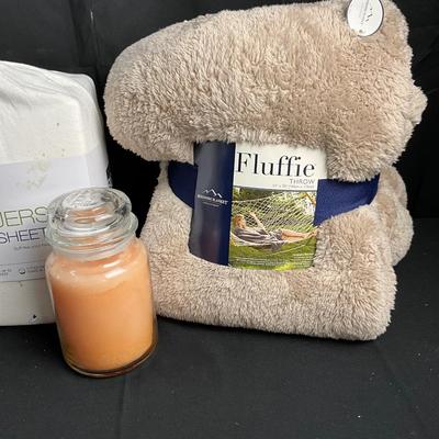 Lot T 491 NWT Fluffie Berkshire Throw / Queen Size Jersey Sheet Set / Two Candles