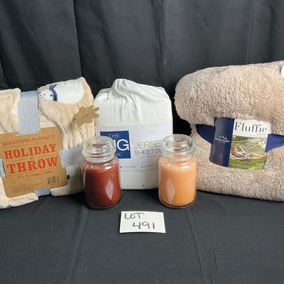 Lot T 491 NWT Fluffie Berkshire Throw / Queen Size Jersey Sheet Set / Two Candles