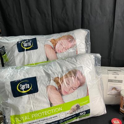 Lot T 492 NWT Cuddl Duds Throw / NWT Two Serta Pillows / NWT Flannel Sheet Set-Full Size / Edison Warmer & Scented Wax