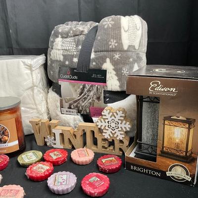 Lot T 492 NWT Cuddl Duds Throw / NWT Two Serta Pillows / NWT Flannel Sheet Set-Full Size / Edison Warmer & Scented Wax