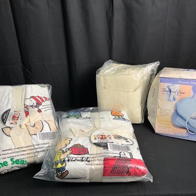 Lot T 498 NWT Pair of Peanuts VelvetSoft Throws / NWT Full Size Jersey Sheet Set / NWT Professional Heated Mitts