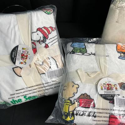 Lot T 498 NWT Pair of Peanuts VelvetSoft Throws / NWT Full Size Jersey Sheet Set / NWT Professional Heated Mitts