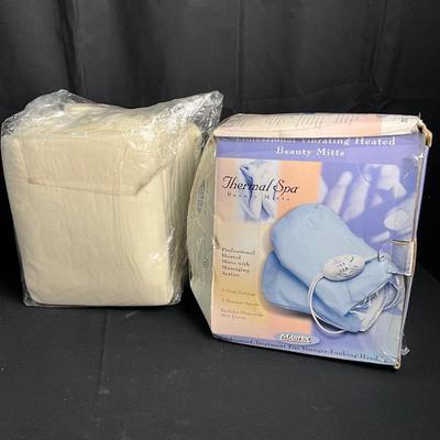 Lot T 498 NWT Pair of Peanuts VelvetSoft Throws / NWT Full Size Jersey Sheet Set / NWT Professional Heated Mitts