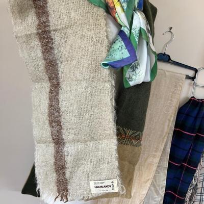 8 Piece Women’s Scarf Mixed Lot