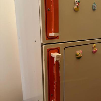 Wolverine metal refrigerator & hutch set