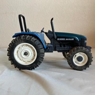 8360 NEWHOLLAND DIE-CAST TOY TRACTOR AND A FORAGE HARVESTER