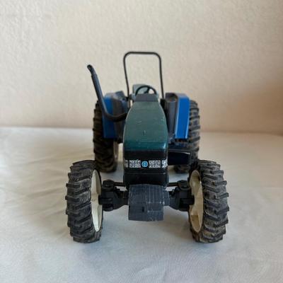 8360 NEWHOLLAND DIE-CAST TOY TRACTOR AND A FORAGE HARVESTER