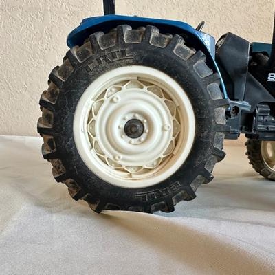 8360 NEWHOLLAND DIE-CAST TOY TRACTOR AND A FORAGE HARVESTER