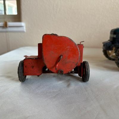8360 NEWHOLLAND DIE-CAST TOY TRACTOR AND A FORAGE HARVESTER