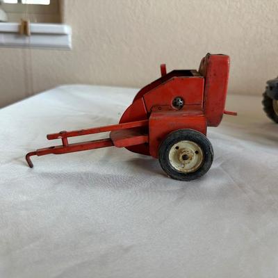 8360 NEWHOLLAND DIE-CAST TOY TRACTOR AND A FORAGE HARVESTER