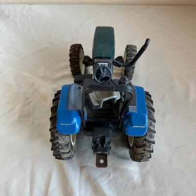 8360 NEWHOLLAND DIE-CAST TOY TRACTOR AND A FORAGE HARVESTER