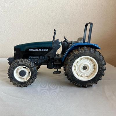 8360 NEWHOLLAND DIE-CAST TOY TRACTOR AND A FORAGE HARVESTER