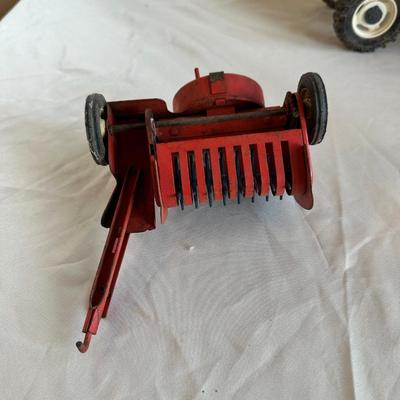 8360 NEWHOLLAND DIE-CAST TOY TRACTOR AND A FORAGE HARVESTER