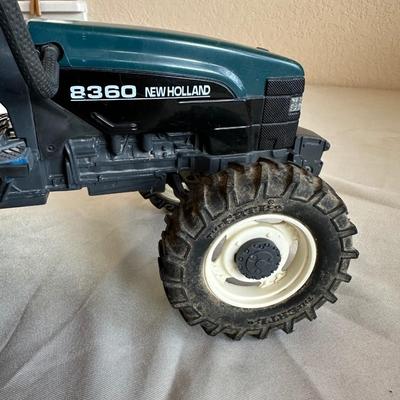 8360 NEWHOLLAND DIE-CAST TOY TRACTOR AND A FORAGE HARVESTER