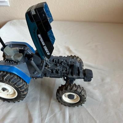 8360 NEWHOLLAND DIE-CAST TOY TRACTOR AND A FORAGE HARVESTER
