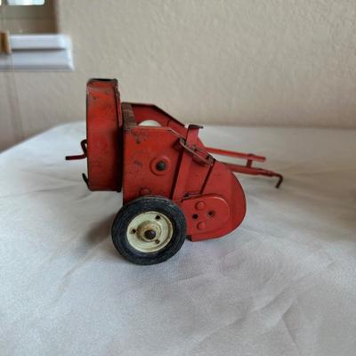 8360 NEWHOLLAND DIE-CAST TOY TRACTOR AND A FORAGE HARVESTER