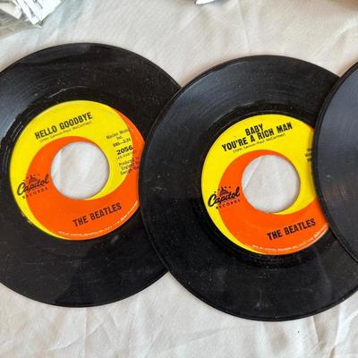 VARIOUS TOYS AND 45's RECORDS