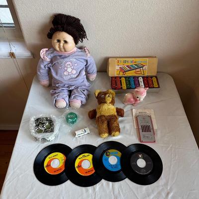 VARIOUS TOYS AND 45's RECORDS