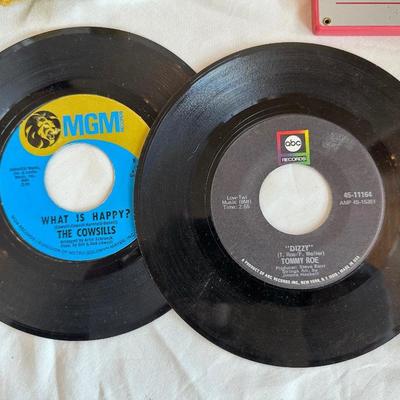 VARIOUS TOYS AND 45's RECORDS