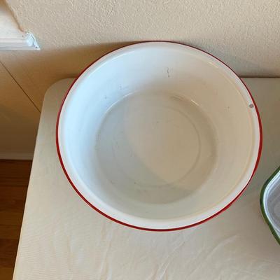 ENAMEL BOWL AND BAKING DISH