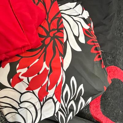 Lot 9 Matching Rug & Bed set