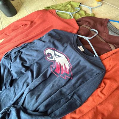 Lot 20 mens T-shirts, long sleeve T-shirts and sweatshirts
