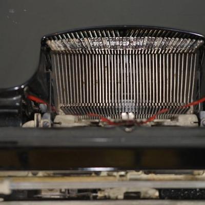 VINTAGE CORONA TYPEWRITER /BLACK .