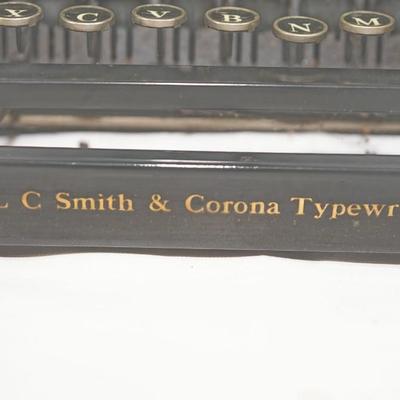 VINTAGE CORONA TYPEWRITER /BLACK .