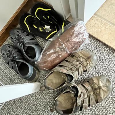 Lot 36 mens water shoes and slippers (10)