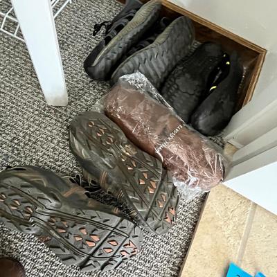 Lot 36 mens water shoes and slippers (10)