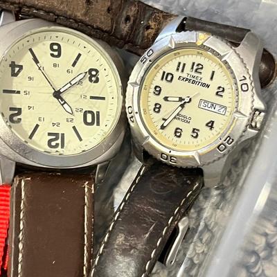 Lot 42 Tub of men's watches