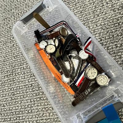 Lot 42 Tub of men's watches
