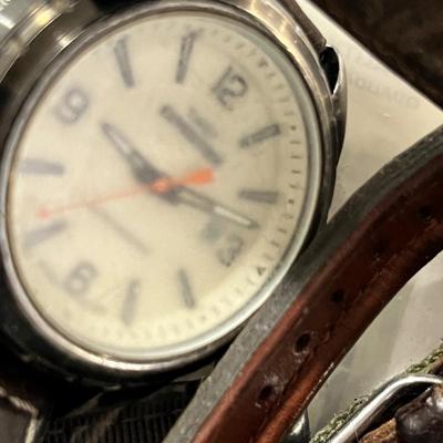 Lot 42 Tub of men's watches