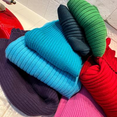 Lot 66 11 womens turtle necks (L)