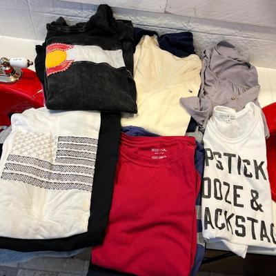 Lot 68 17 womens graphic t-shirts and tank tops (M, L)