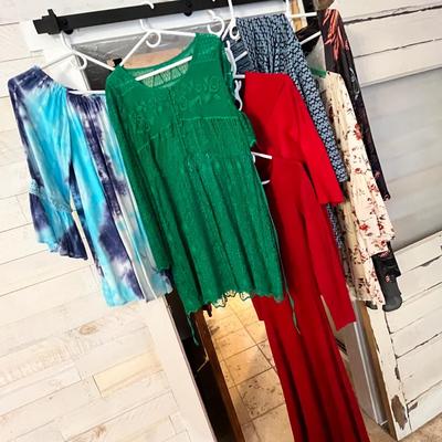 Lot 81 7 misc flowy tops and dresses (M)