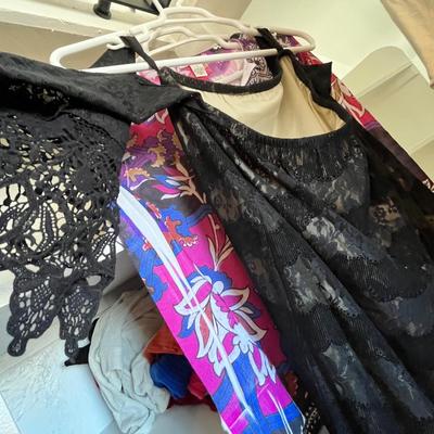 Lot 87 6 t-shirt and misc dressy tops (S, M, L, XL)