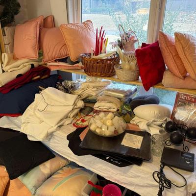 Lot 12: Linens & Holiday Selection