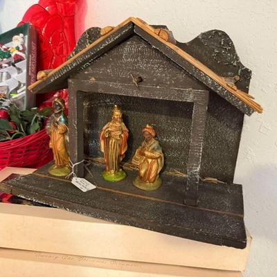 Lot 12: Linens & Holiday Selection