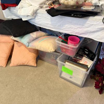 Lot 12: Linens & Holiday Selection