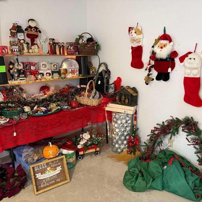 Lot 12: Linens & Holiday Selection