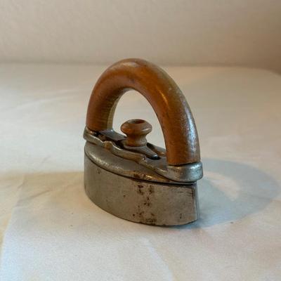 2 OLD IRONS AND AN IRON PLATE