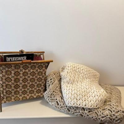 967 Knitting Bag With Two Blankets