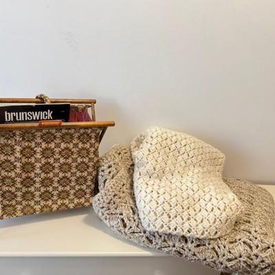 967 Knitting Bag With Two Blankets